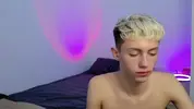 Twink caliente LeonLure en show porno en vivo