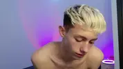 Twink caliente LeonLure en show porno en vivo
