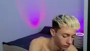 Twink caliente LeonLure en show porno en vivo