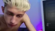 Twink caliente LeonLure en show porno en vivo