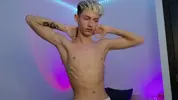 Twink caliente LeonLure en show porno en vivo
