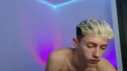 Twink caliente LeonLure en show porno en vivo