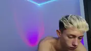Twink caliente LeonLure en show porno en vivo