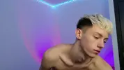 Twink caliente LeonLure en show porno en vivo