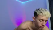 Twink caliente LeonLure en show porno en vivo