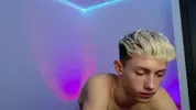 Twink caliente LeonLure en show porno en vivo