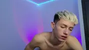 Twink caliente LeonLure en show porno en vivo