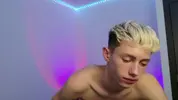 Twink caliente LeonLure en show porno en vivo