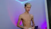 Twink caliente LeonLure en show porno en vivo