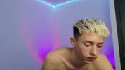 Twink caliente LeonLure en show porno en vivo