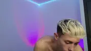 Twink caliente LeonLure en show porno en vivo