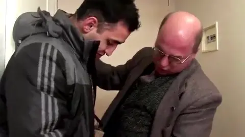 Bärige, kräftige Kerle endlich allein zu Hause