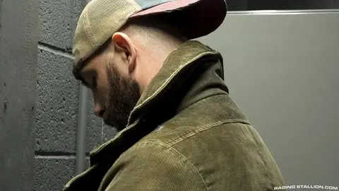 Manzi muscolosi che si godono tutto