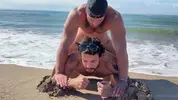 Muskulöse Kerle, die am Strand ficken