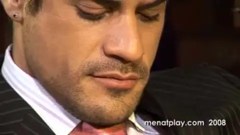 Beau mec espagnol se fait démonter par deux mecs