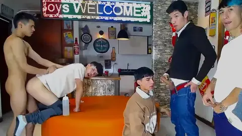 Sexo em grupo de twinks – BenzBoys