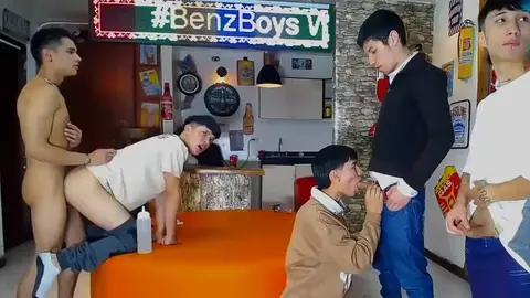 Sexo em grupo de twinks – BenzBoys