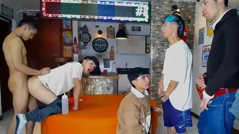 Sexo en grupo de twinks – BenzBoys