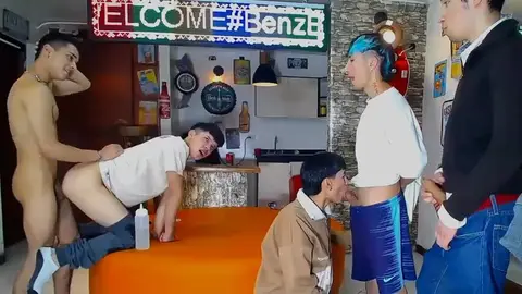 Sexo en grupo de twinks – BenzBoys