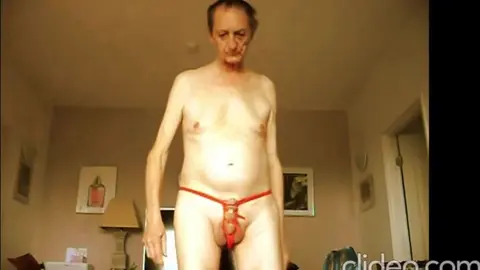 Nackt im Crossdressing mit einer sehr langen schwarzen Perücke