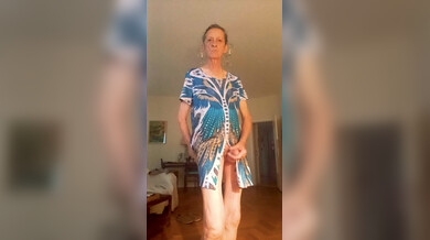 Con mi vestido azul de flores, desnudo debajo