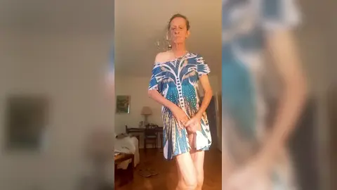 Con il mio vestito blu a fiori, nudo sotto