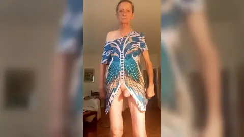 En robe bleue à fleurs, nu dessous