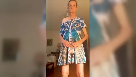 Im blauen Blumenkleid, unten drunter nackt