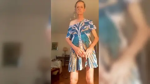 Con mi vestido azul de flores, desnudo debajo