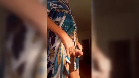 Com meu vestido azul florido, pelado por baixo