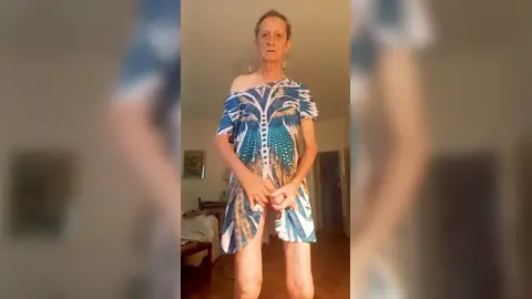 En robe bleue à fleurs, nu dessous