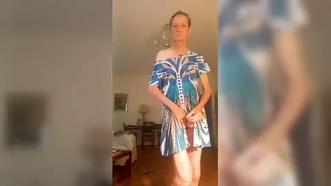 En robe bleue à fleurs, nu dessous