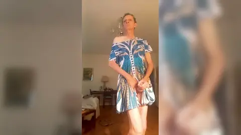 Con mi vestido azul de flores, desnudo debajo