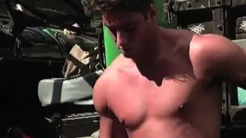 um_policial_para_e_transa_com_um_motorista_de_caminhao