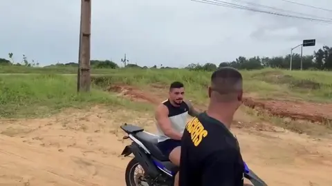 Biker sul ciglio della strada