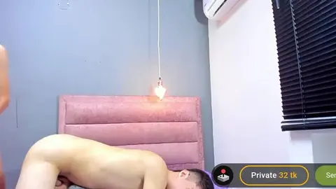 Casal de twinks bem quentes com amigo no show