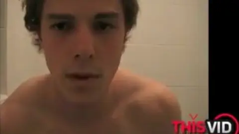 Latex-Hengst unter der Dusche