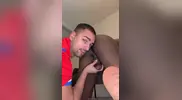 Gli lecca il culo nero
