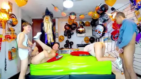 Groupe de minets cam boys en live