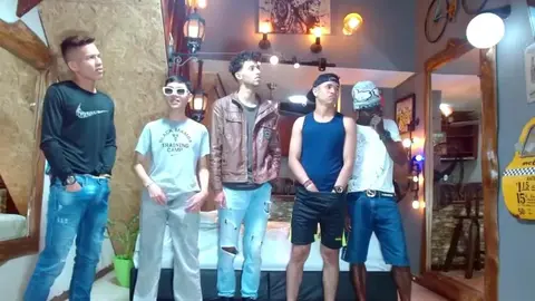 Orgia bollente tra camboy, amici e amanti