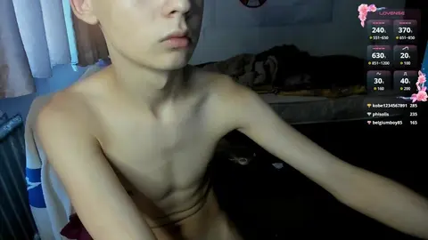 Sexyer Twink in einer Hardcore-Camshow auf 1vampirella