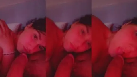 Trans se arrodilla y se traga una buena polla árabe