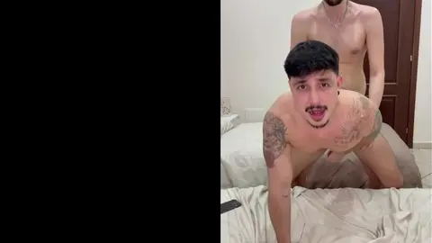 Un daddy chaud qui baise un sportif latin avec un gros cul