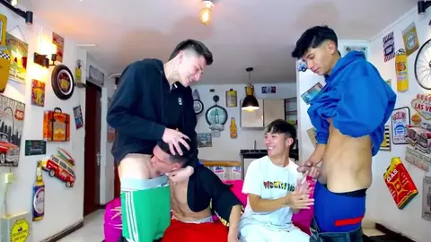 Twinks latinos y camboys en sexo grupal