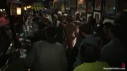 Un étalon nu se fait humilier et utiliser dans un bar public bondé