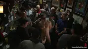 Un étalon nu se fait humilier et utiliser dans un bar public bondé