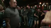 Un étalon nu se fait humilier et utiliser dans un bar public bondé