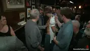 Un étalon nu se fait humilier et utiliser dans un bar public bondé