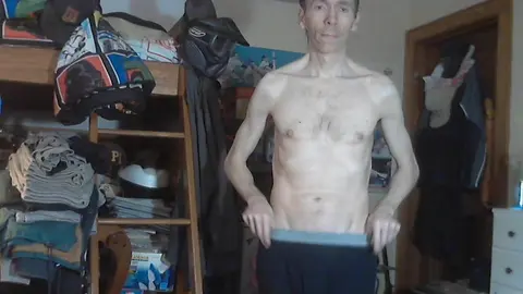 Mon mec soumis se déshabille pour son maître