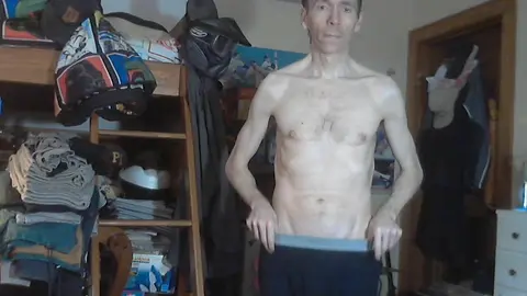 Mein submissiver Typ zieht sich für seinen Master aus